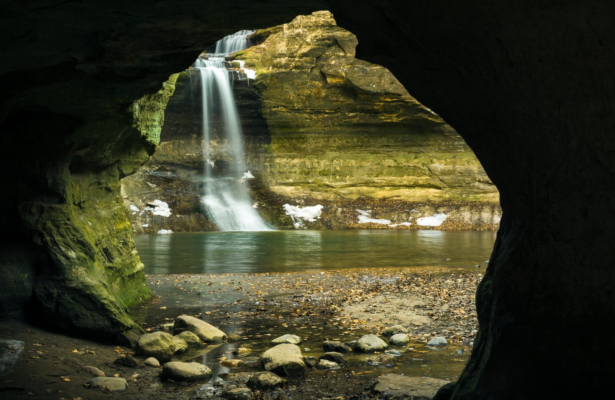 Image of the Cascade Falls located in Matthiessen State Park near Chicago