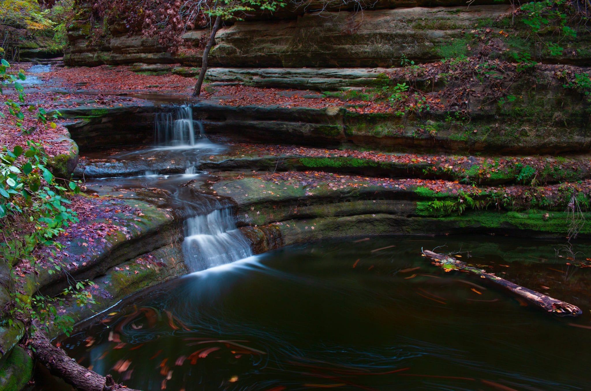 Image of the Giant's Bathtub located in Matthiessen State Park near Chicago